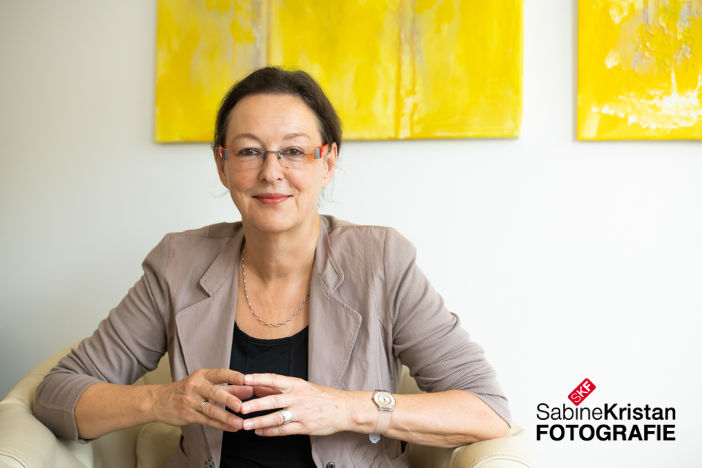 Businessportrait von Dr. Ursula Neidhardt vor Ort in Wiesbaden fotografiert